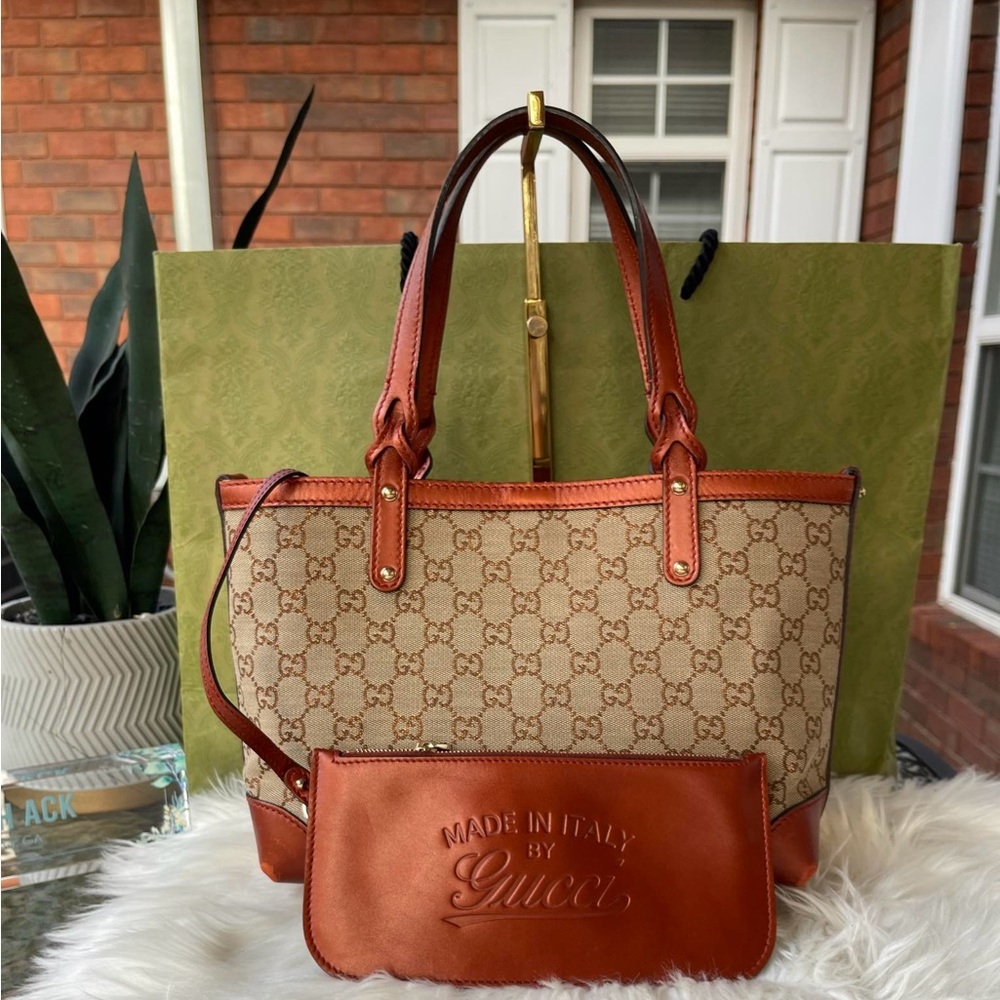 Small Gucci tote with matching wristlet